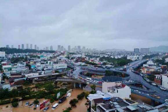 2 Lu Lich Su Nhan Chim Nha Trang Oto Troi Dat Trong Lan Nuoc Duc Ngau