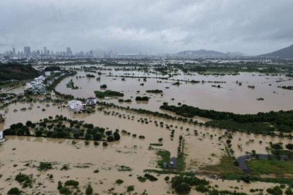6 Lu Lich Su Nhan Chim Nha Trang Oto Troi Dat Trong Lan Nuoc Duc Ngau