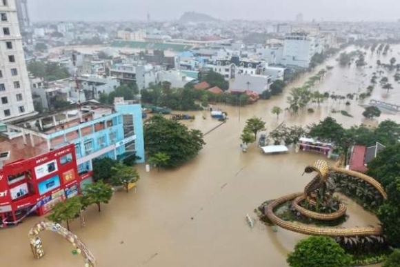 8 Lu Lich Su Nhan Chim Nha Trang Oto Troi Dat Trong Lan Nuoc Duc Ngau