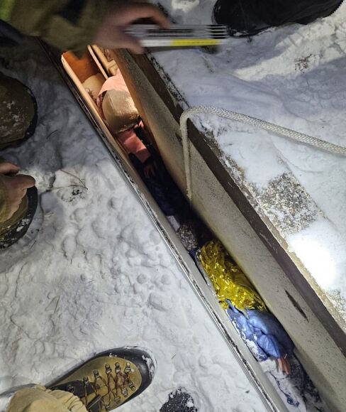 3 Thanh Nien Duc Suyt Tu Vong Vi Ket Trong Khe Hep 30 Cm O Nhiet Do Am 10 Do C Linh Cuu Hoa Ao Giai Cuu Ngoan Muc