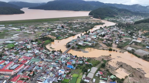 3 Nguoi Dan Thu Phu Rau Hoa O Lam Dong Trang Tay Sau Con Lu Lich Su