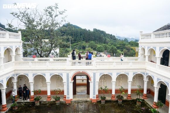 2 Dinh Thu Vua Meo Khoac Ao Moi Sau Trung Tu Long Lay Giua Cao Nguyen Trang