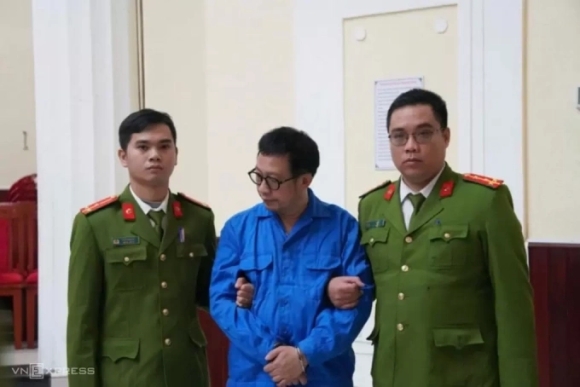 1 Cuu Giam Doc Dai Hoc Hue Cho Thu Vuot 26 Trieu Dong Voi Moi Chung Chi B1