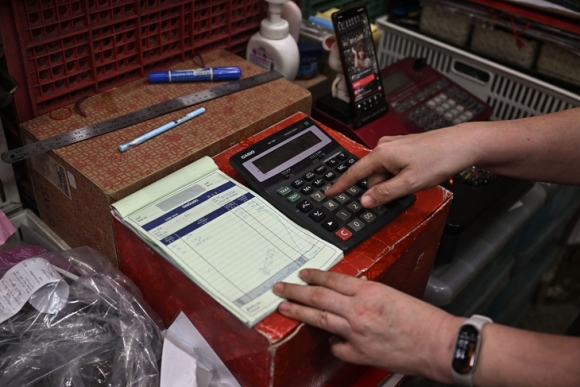 Vì sao máy tính cầm tay vẫn sống khỏe dù AI ngày càng thông minh?