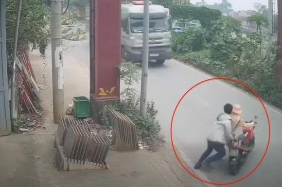 1 Day Dai Uy Canh Sat Vao Dau Xe Tai Khoi To Tai Xe Ve Toi Giet Nguoi