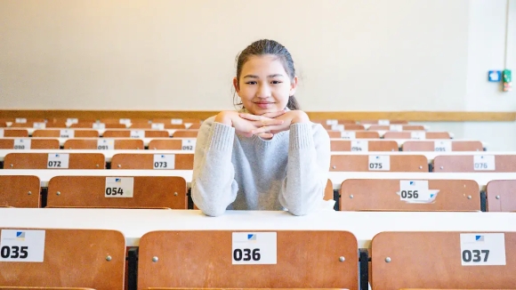 1 Nu Sinh 12 Tuoi Dat Thu Khoa O Duc Bat Dau Chuong Trinh Dai Hoc Sau Quang Doi Di Hoc Tang Toc