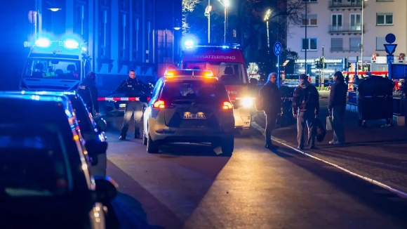 1 Lai Xe Lao Vao Tram Dung Xe Buyt Tai Duc Khien Nhieu Nguoi Bi Thuong