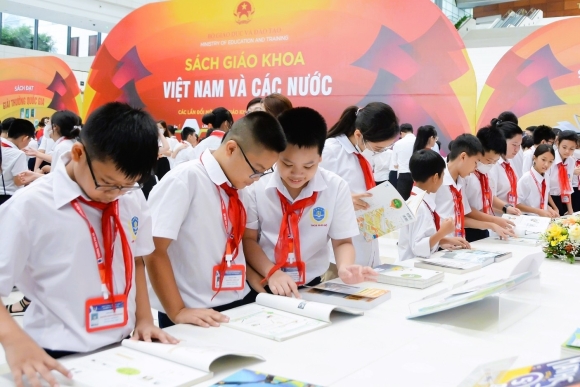 1 De Nghi Bo Cong An Xac Minh Lam Ro Nhung Thong Tin Xuyen Tac Noi Dung Sach Giao Khoa