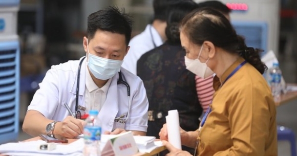 1 Chinh Thuc Tu Nay Nguoi Dan Di Kham Benh Khong Can Xuat Trinh So Giay