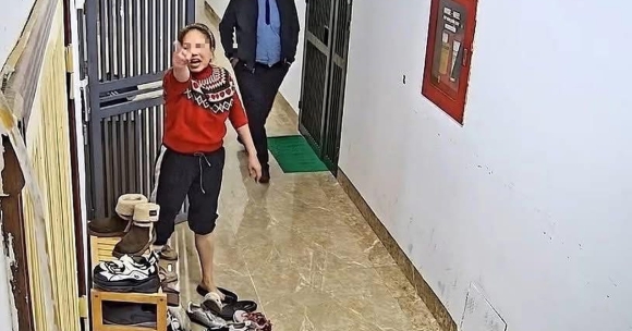 1 Cong An Trieu Tap Nguoi Phu Nu Tum Toc Danh Hang Xom Tai Hanh Lang Chung Cu