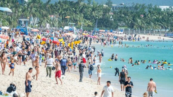 1 Dao Hai Nam Va Con Sot Du Lich Tu Nga Voi Nhung Dac Quyen Chua Tung Co