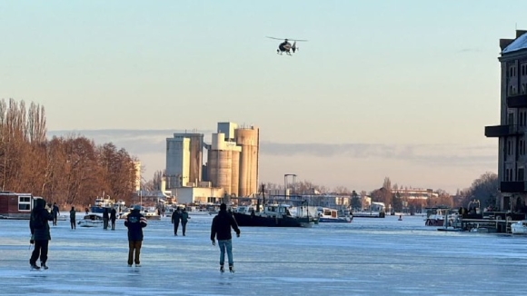 1 Nguy Hiem Tinh Mang Khi Di Tren Mat Ho Dong Bang Tai Berlin