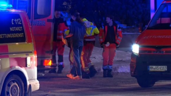 1 Phep Mau Giua Bao Tuyet Am 11 Do Tai Hamburg Em Be Chao Doi Ngay Trong Xe O To