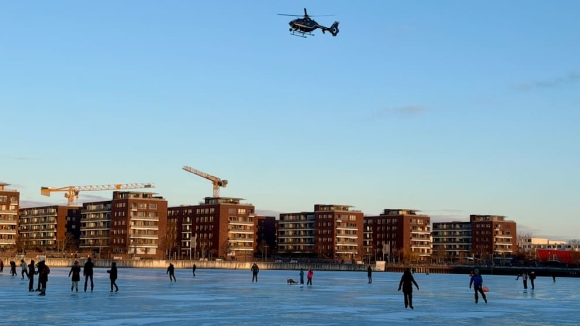 2 Nguy Hiem Tinh Mang Khi Di Tren Mat Ho Dong Bang Tai Berlin