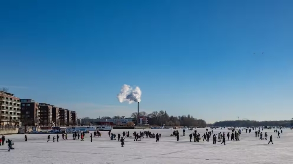 3 Nguy Hiem Tinh Mang Khi Di Tren Mat Ho Dong Bang Tai Berlin