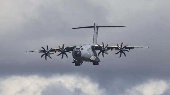 1 Chau Au Dieu Quan Doi Den Greenland Nham Doi Pho Voi Suc Ep Tu My