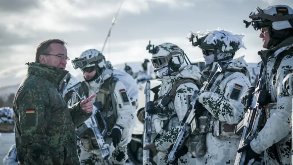 1 Bo Truong Quoc Phong Duc Keu Goi Binh Tinh Ve Tinh Hinh Greenland