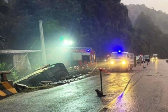 1 O To Khach Lao Xuong Cong Thoat Nuoc O Son La 4 Nguoi Tu Vong Tai Cho