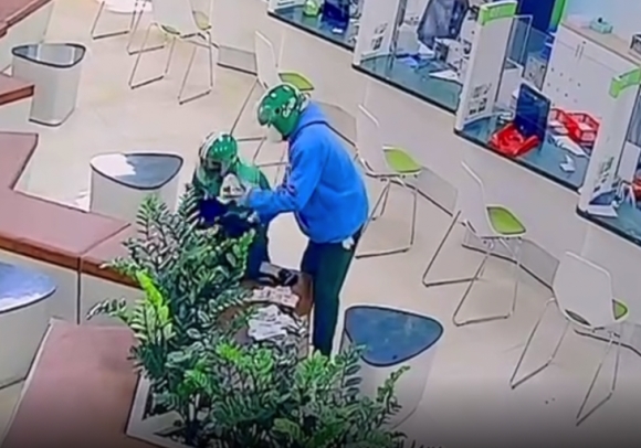 1 2 Thanh Nien Cuop Ngan Hang Tai Gia Lai Lay Di 18 Ti Dong