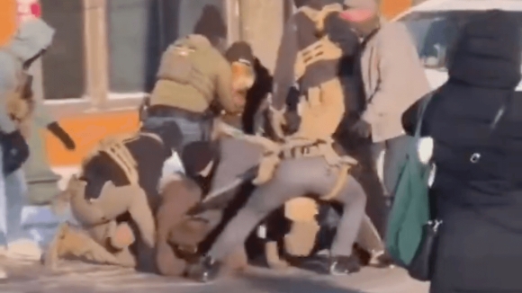 2 Nhan Chung Ke Lai Giay Phut Nam Y Ta Bi Luc Luong Ice Ban Ha Tai Minneapolis