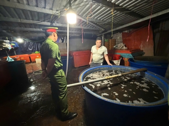 1 Lo An Oc Buou Bi Ngam Thuy Tinh Long Nguoi Tieu Dung Doi Boi Thuong Duoc Khong