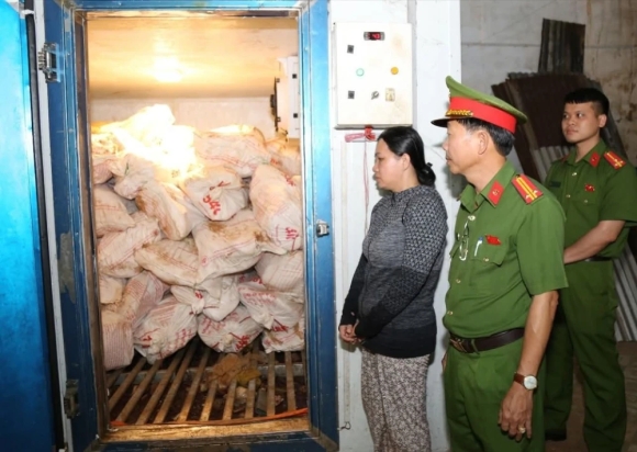 1 Nguoi Phu Nu Mua 12 Tan Heo Benh Chet Roi Ban Ra Thi Truong