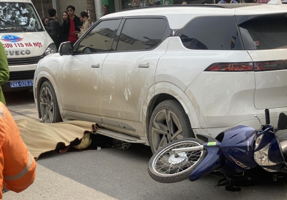 1 Xe Vinfast Vf9 Cuon Nguoi Va Xe May Vao Gam O Pho Kham Thien Khien Mot Phu Nu Tu Vong