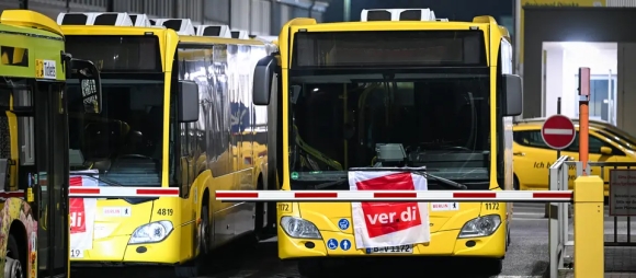 1 Giao Thong Duc Dung Ngoi Khong Yen Vi Lan Song Dinh Cong Moi Khap Nuoc Duc Vao Thu Hai