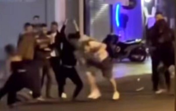 1 Vu Nhom Du Khach Nuoc Ngoai Bi Danh Toi Tap O Trung Tam Nha Trang Cong An Bat 3 Nguoi