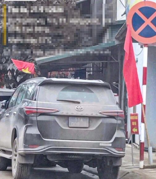 1 Vu Xe Bien Xanh Do Ngay Duoi Bien Cam Vi Sao Khong Xu Phat Loi Bien So Xe Bi Bun Dat Che Lap