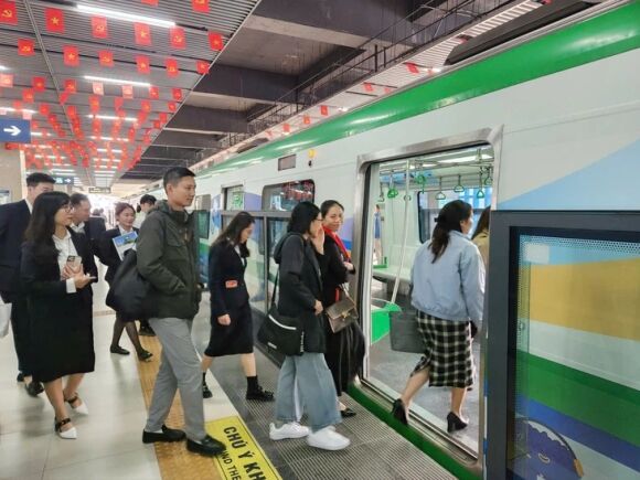 1 Ha Noi Mien Phi Cho Khach Di Tau Hai Tuyen Metro Dip Tet