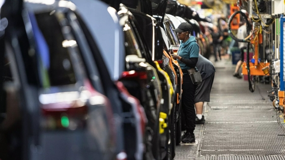 1 Cac Hang Xe Lien Tuc Thua Lo Hang Nghin Lao Dong Bi Sa Thai Nhieu Du An Dut Ganh Giua Duong