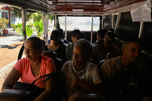 1 Dan Cuba Chuyen Sang Di Xe Dien Du Dien Cung Chap Chon