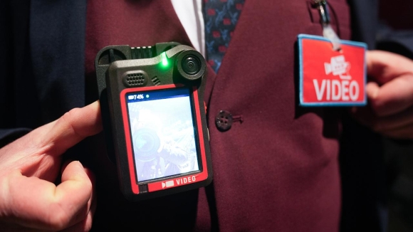 1 Nhan Vien Duong Sat Duc Deo Camera Gan Nguoi De Doi Pho Voi Tinh Trang Bao Luc Gia Tang