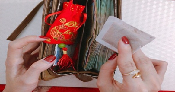 Đêm Giao thừa đặt thứ này vào ví: Năm mới tiền bạc rung rỉnh, vạn sự hanh thông, gặp hung hoá cát