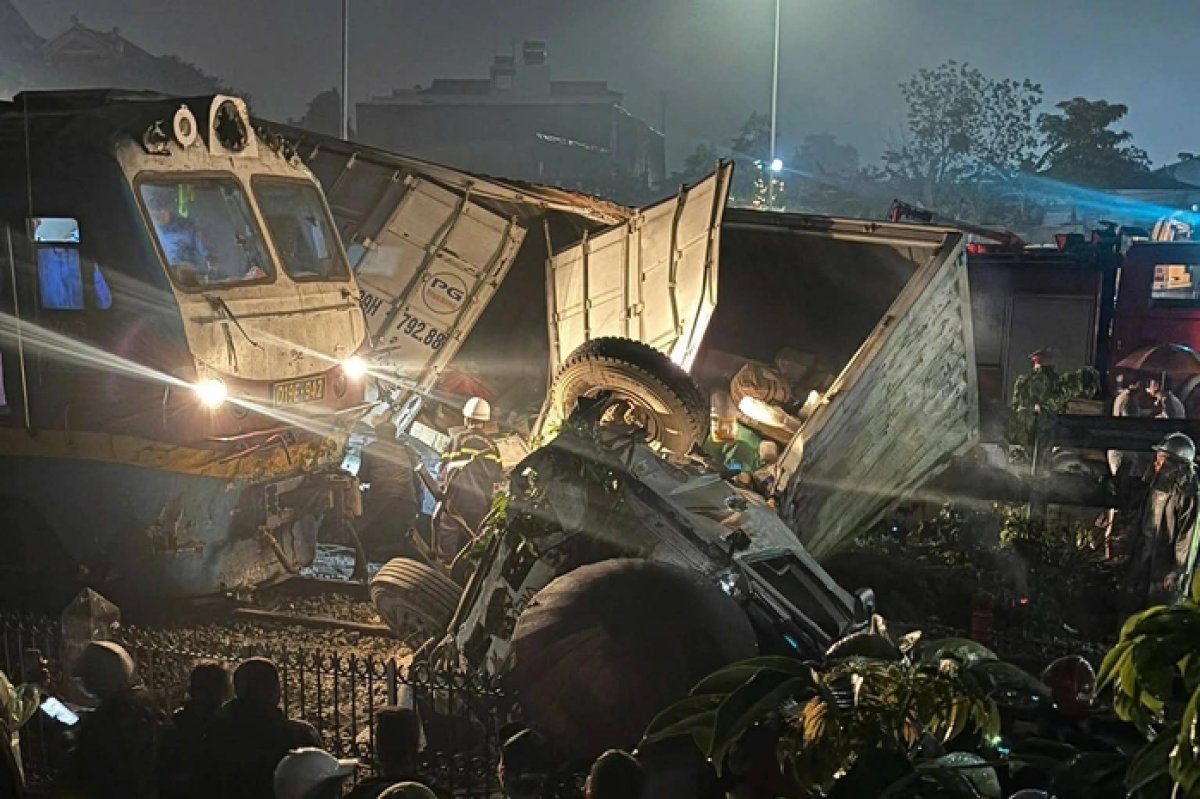 1 Tau Hoa Tong Xe Tai Chan Ngang Duong Sat 2 Nguoi Thuong Vong O Ha Noi