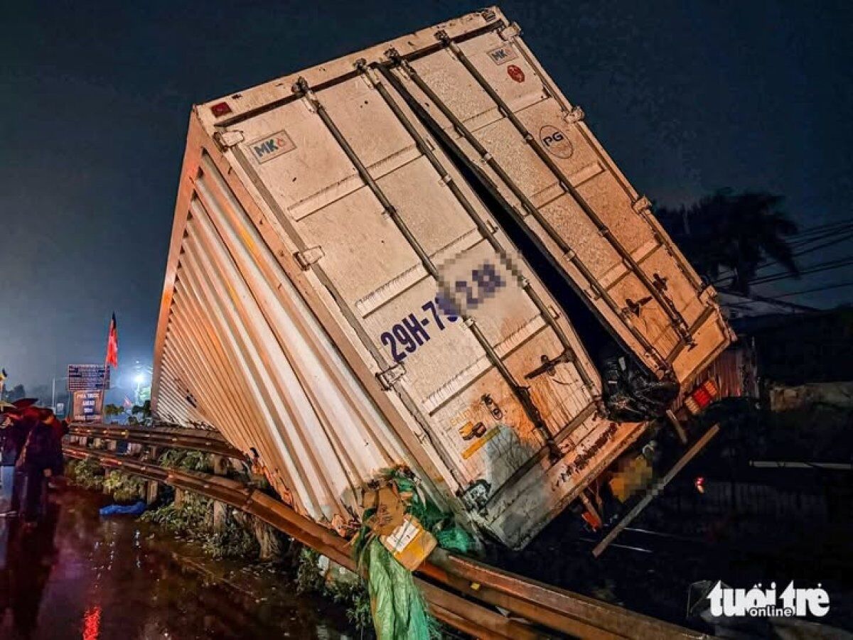 2 Tau Hoa Tong Xe Tai Chan Ngang Duong Sat 2 Nguoi Thuong Vong O Ha Noi