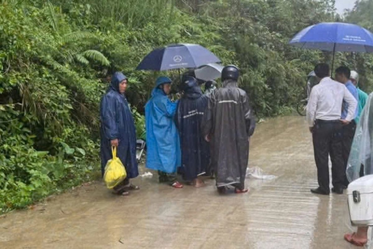 1 Me Chet Tham Vi Ao Mua Quan Vao Banh Xe May Sau Khi Dua Con Toi Truong