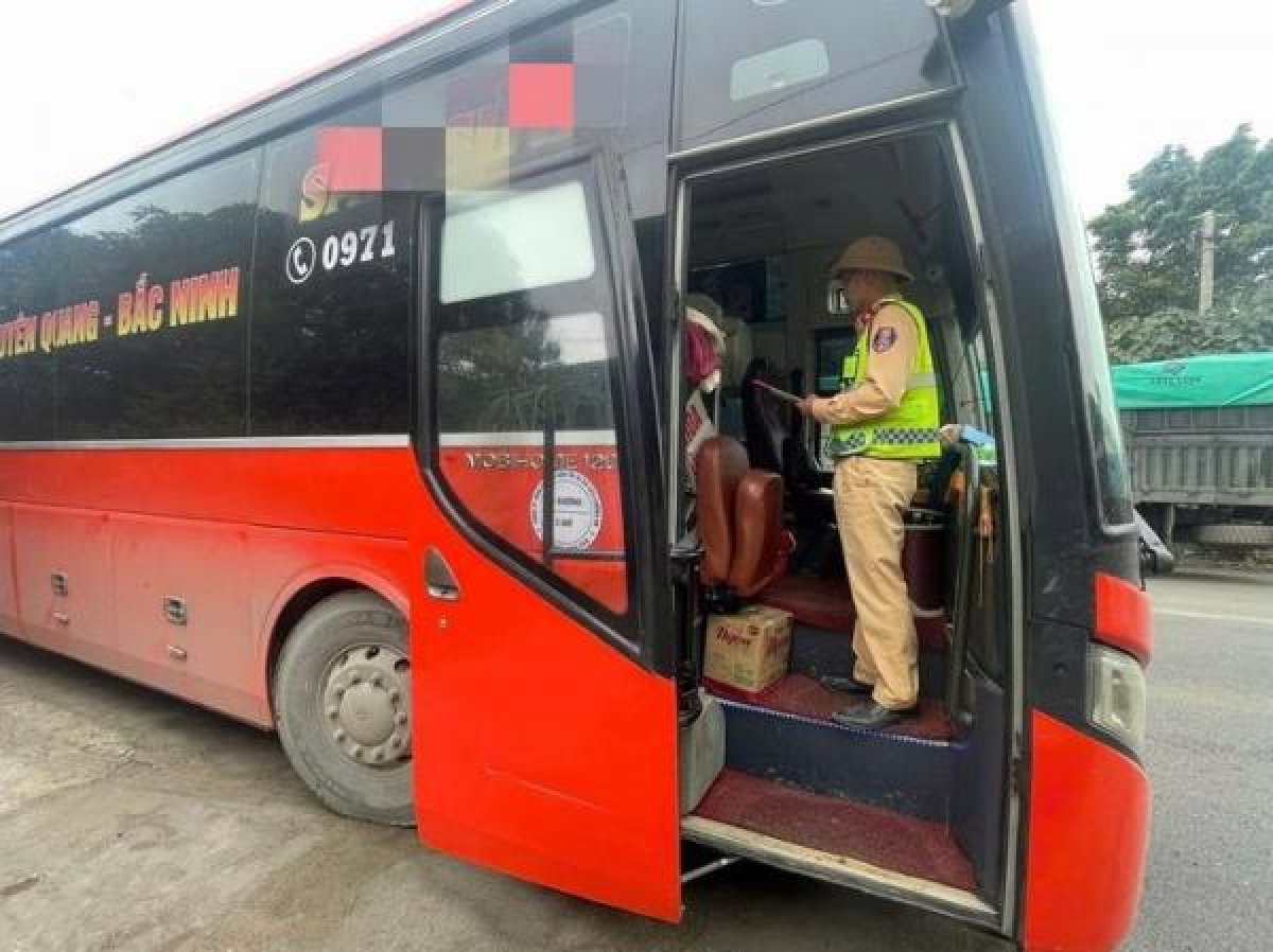 1 Xe Khach 19 Cho Nhoi Nhet 60 Nguoi Bi Phat Hon 200 Trieu Dong