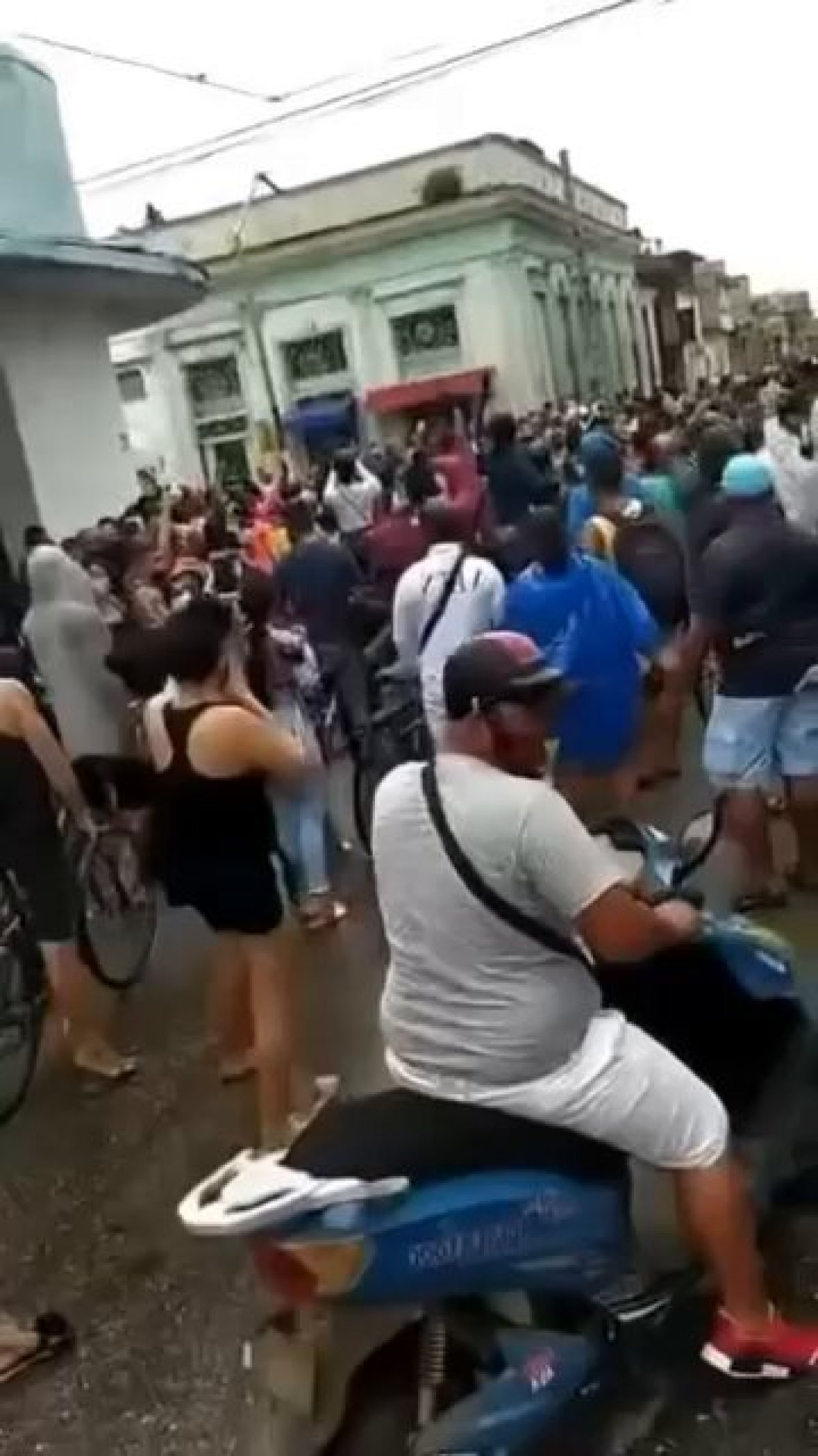 2 Lan Song Bieu Tinh Bung Phat Tai Havana Do Tinh Trang Mat Dien Keo Dai