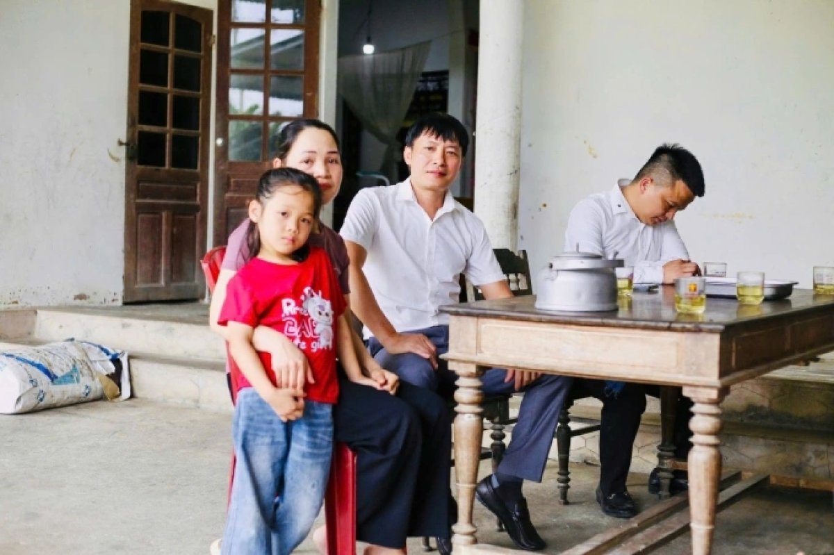 2 Phep Mau 240 Trieu Danh Cho Co Be Mo Coi Ban Rau