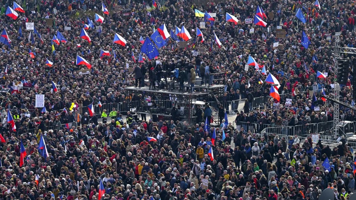 Người dân Praha xuống đường tuần hành biểu tình phản đối chính phủ