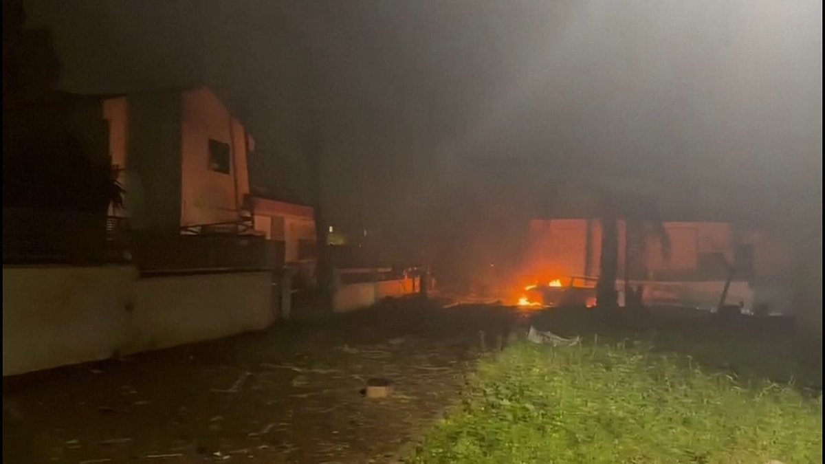 Iran phớt lờ yêu cầu của Donald Trump trong khi tên lửa xuyên thủng hệ thống phòng không Israel