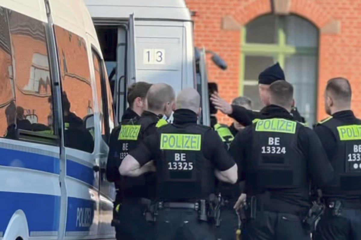 1 Berlin Huy Dong Luc Luong Canh Sat Tran Ap Nhom Pha Hoai Ha Tang Dien