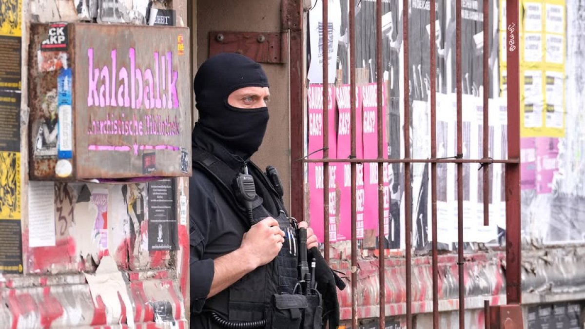 1 Canh Sat Duc Dong Loat Ra Quan Truy Quet Nhom Pha Hoai Luoi Dien Berlin