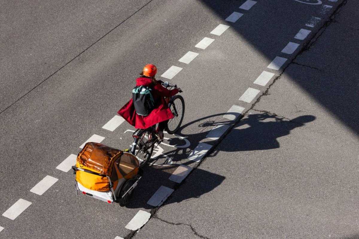 1 Ke Trom Xe Dap Tai Hamburg Vo Tinh Mang Theo Tre Nho Dang Ngu Trong Ro Mooc