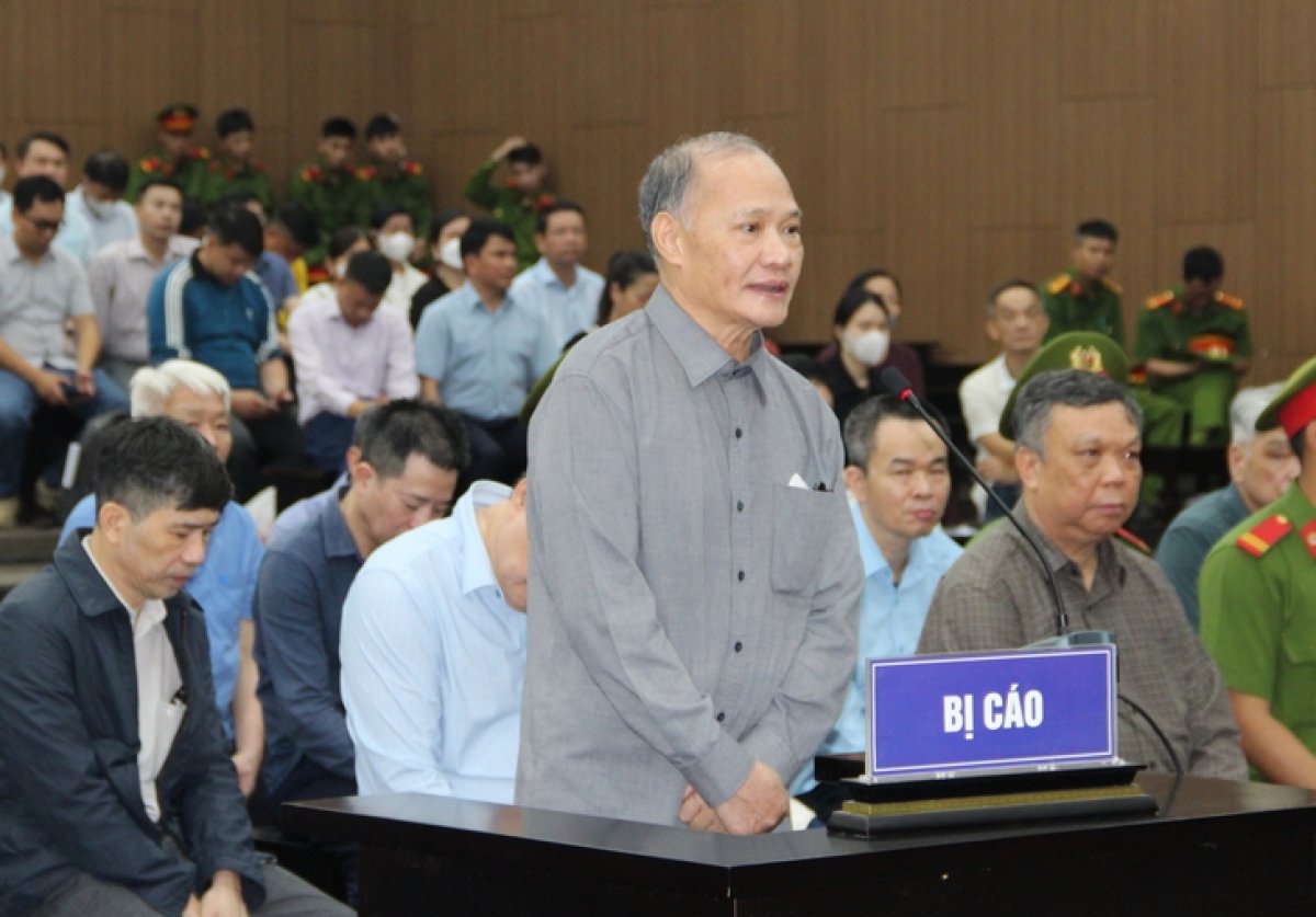 1 Chum Anh Cuu Thu Truong Va 20 Nguoi Ra Toa Vu Doanh Nghiep Hoi Lo 40 Ti