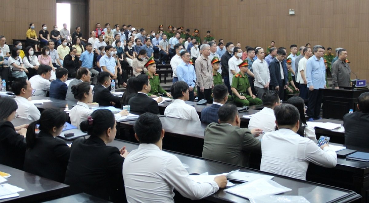 8 Chum Anh Cuu Thu Truong Va 20 Nguoi Ra Toa Vu Doanh Nghiep Hoi Lo 40 Ti