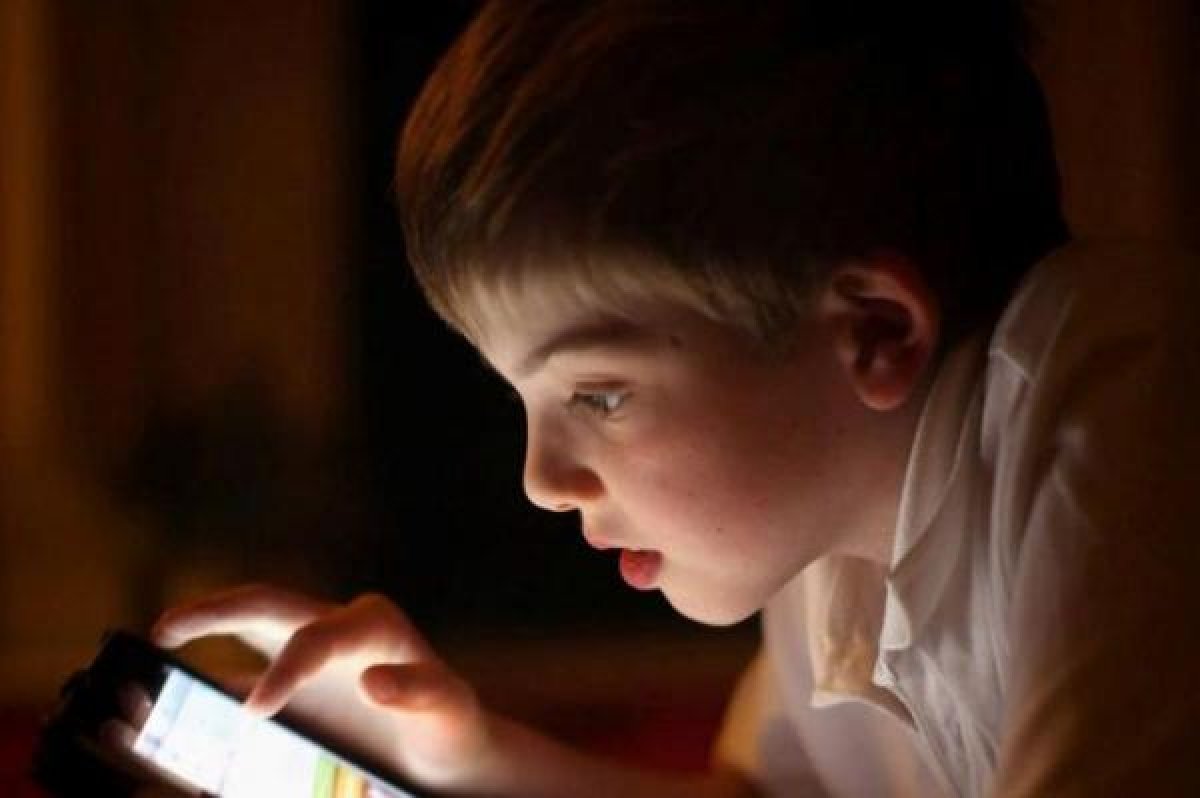 1 5 Tac Hai Khi Tre Lam Dung Dien Thoai Thong Minh