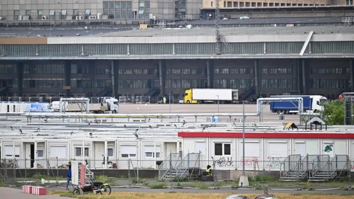 1 Bi Kich Tai Khu Ti Nan San Bay Tempelhof Bao Dong Tinh Trang Lam Dung Ruou Va Tu Tu